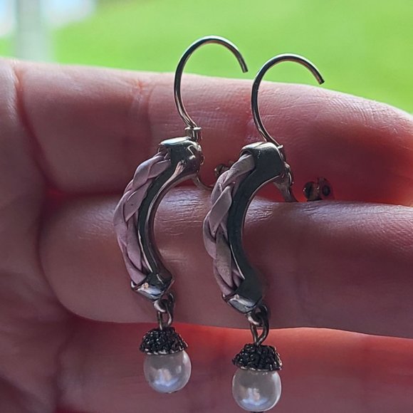 Pearl dangle lever back earrings - Picture 4 of 9